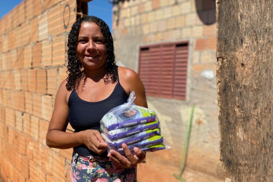 Famílias de Luziânia e Valparaíso recebem kits de alimentos