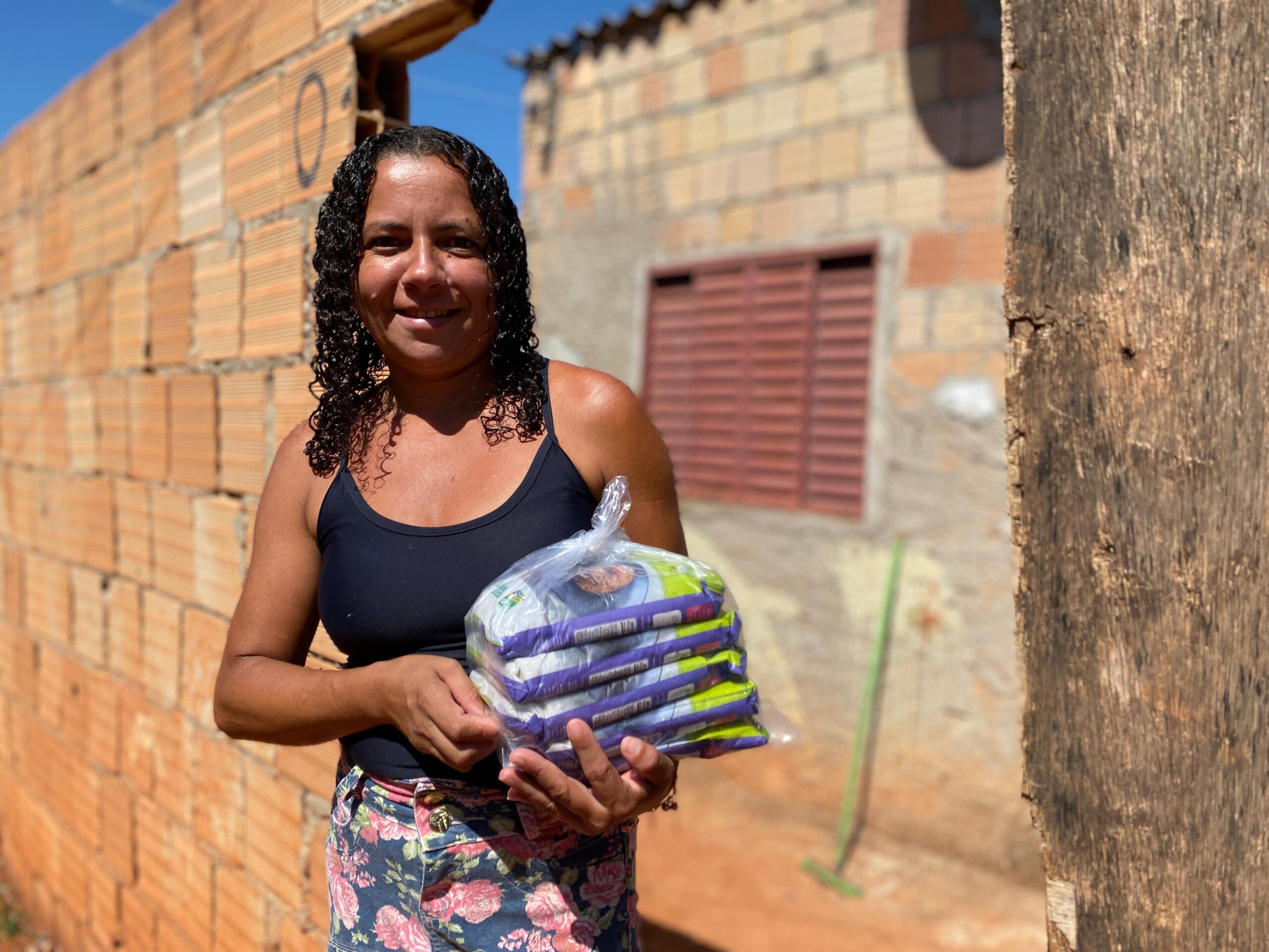 Famílias de Luziânia e Valparaíso recebem kits de alimentos