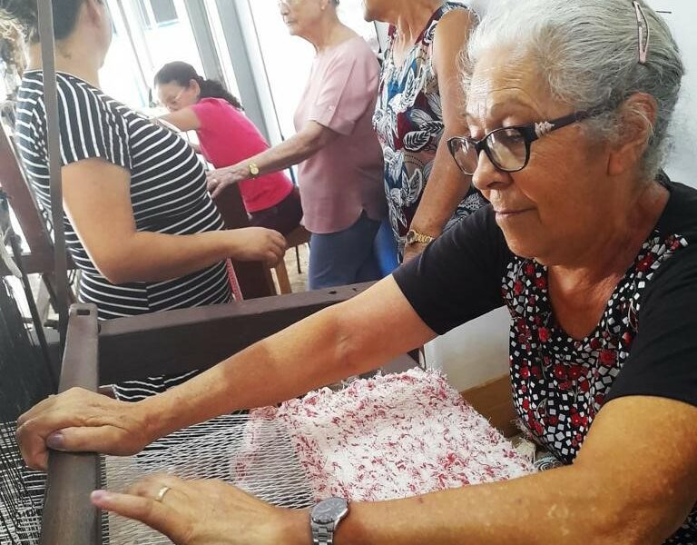 Projeto oferece oficinas em teares manuais para idosos