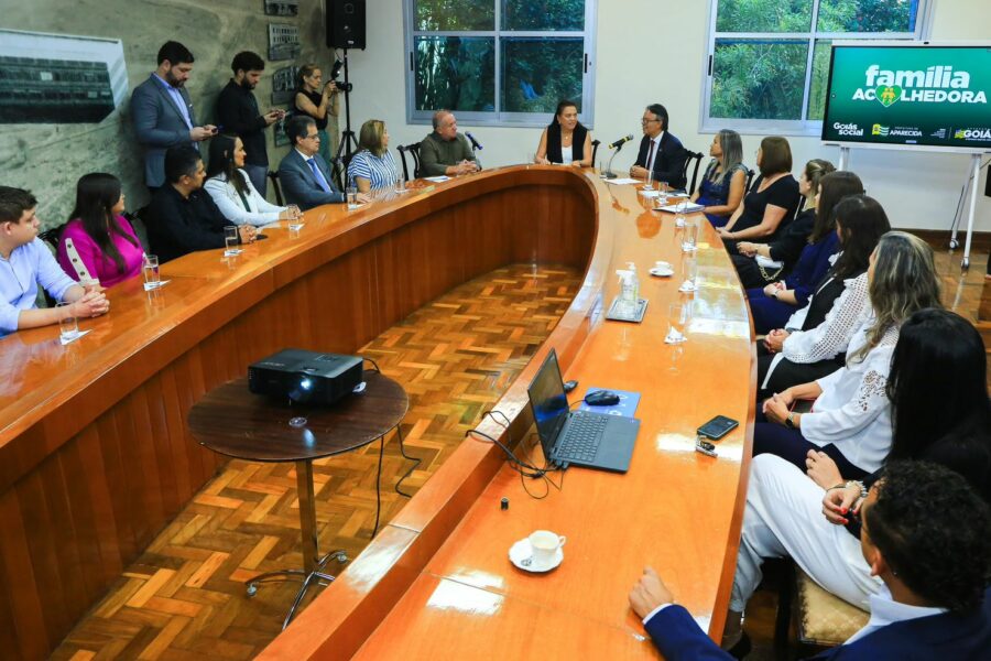 Gracinha Caiado firma acordo para Programa Família Acolhedora