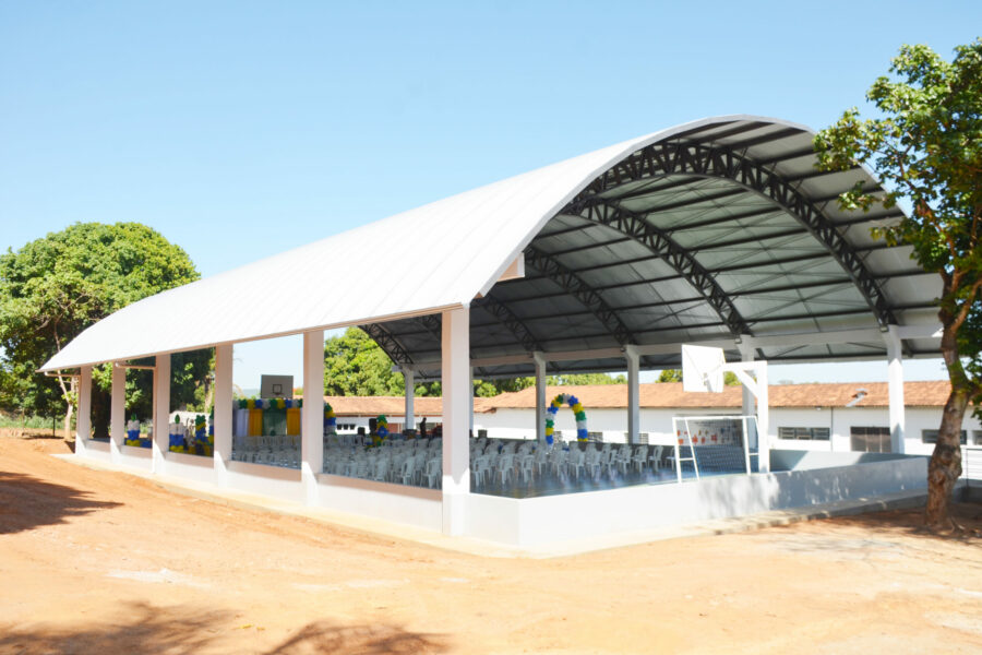 Governo inaugura quadra esportiva em colégio de Água Limpa