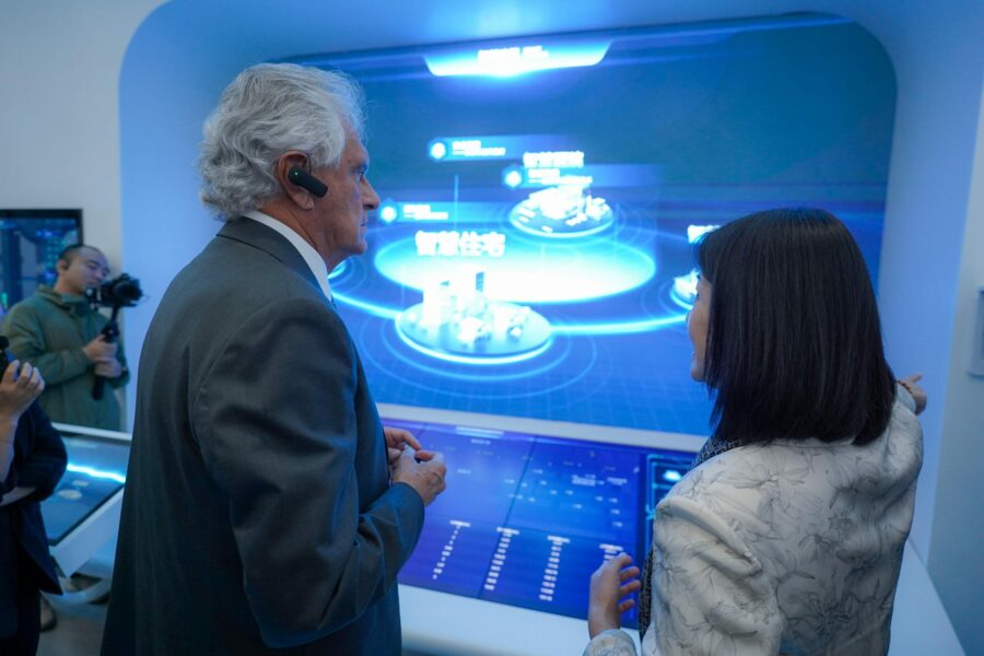 Caiado traz gigante chinesa de energia limpa para Goiás
