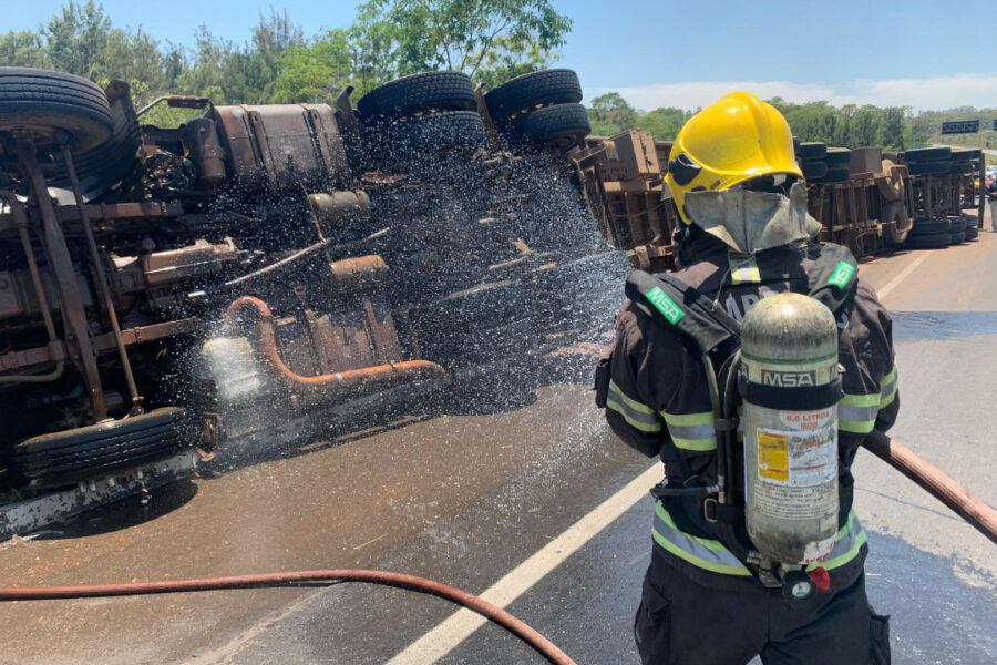 Bombeiros atuam em diversos acidentes no feriado da República
