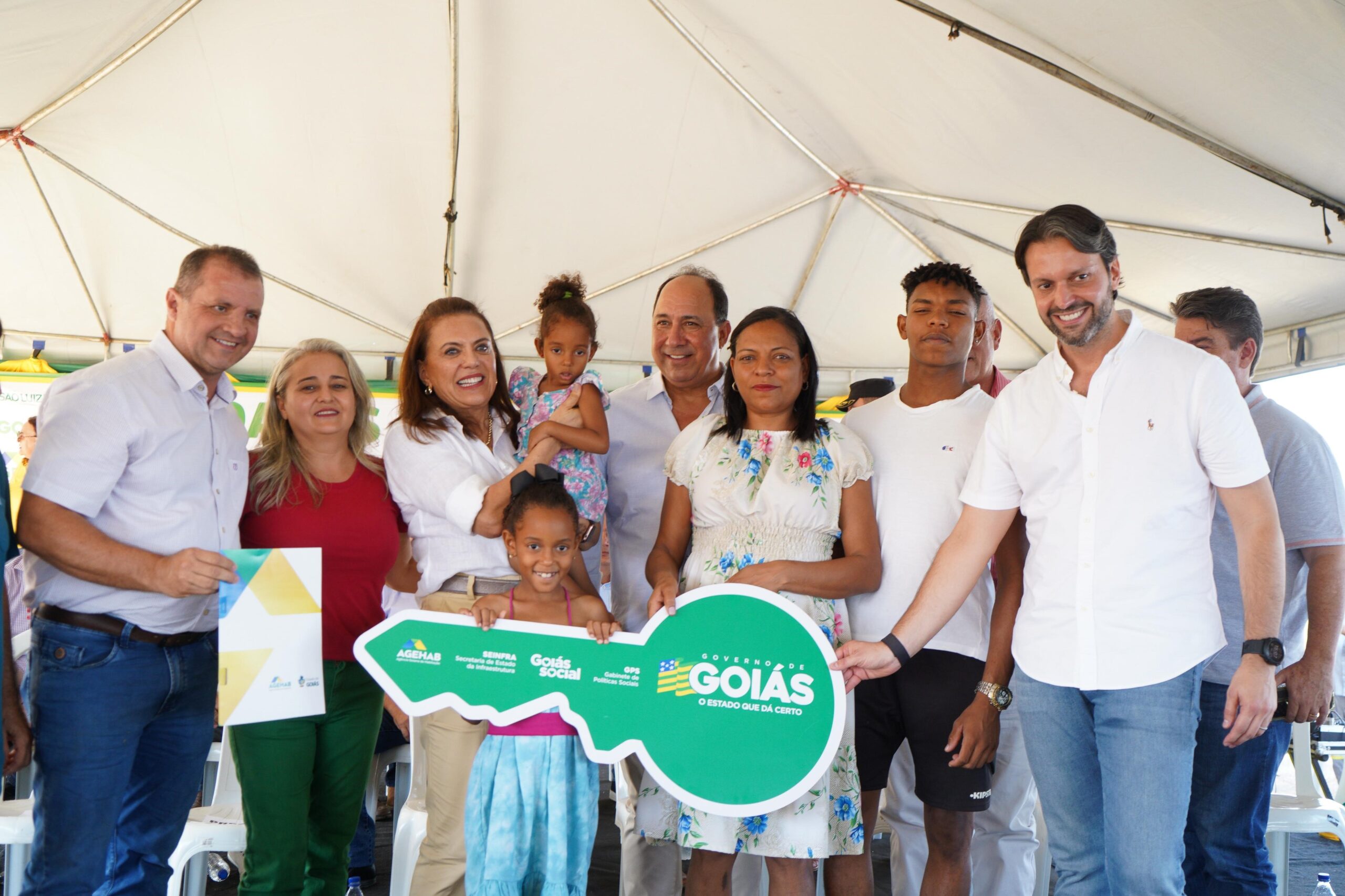 Em São Luiz do Norte, Gracinha Caiado entrega casas e distribui brinquedos