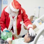 Papai Noel entrega brinquedos para crianças no Hecad