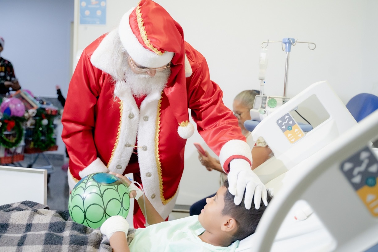 Papai Noel entrega brinquedos para crianças no Hecad