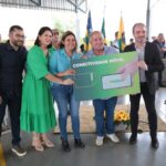 Seduc entrega tablets e chips a estudantes de Aparecida de Goiânia