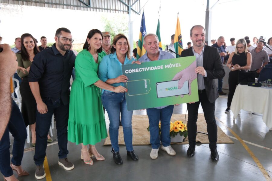 Seduc entrega tablets e chips a estudantes de Aparecida de Goiânia