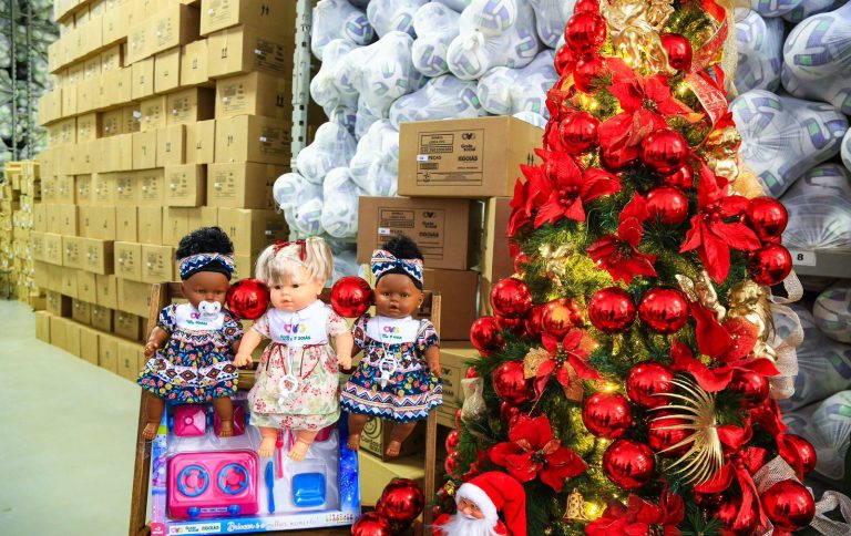 Natal do Bem distribui brinquedos em Goiânia, no domingo