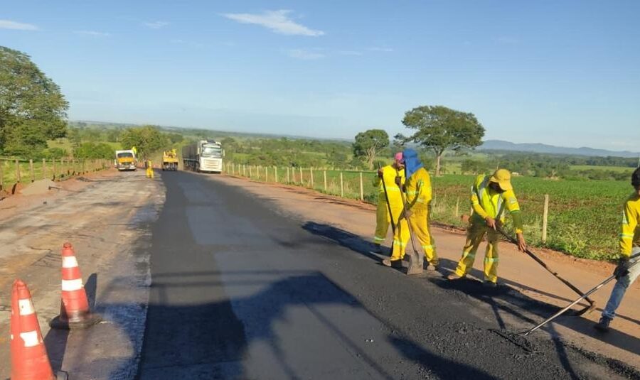 Governo entrega asfalto na GO-330