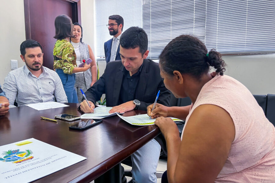 Governo entrega novos títulos definitivos de posse de terras
