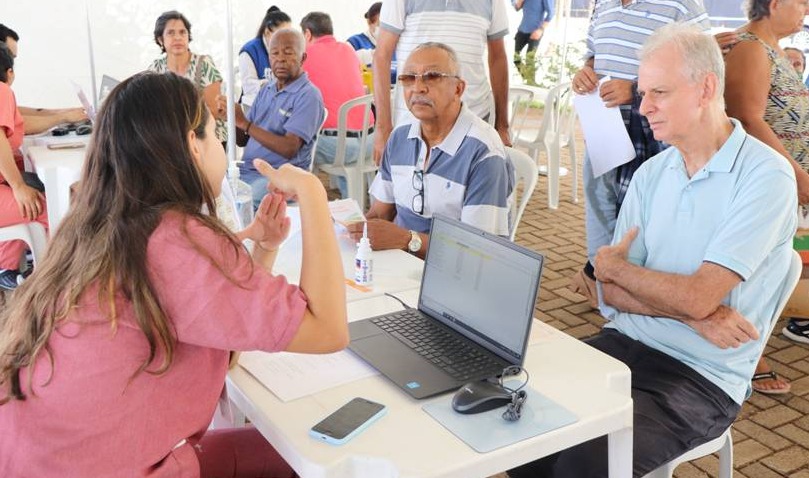 Saúde na Praça beneficia população com atendimento médico e multiprofissional