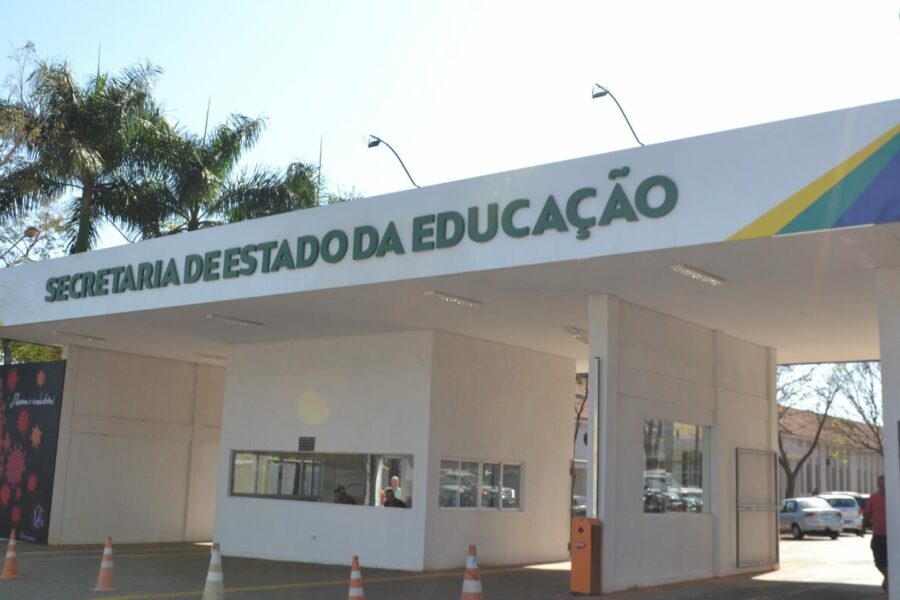 Educação vai atualizar carreira dos servidores administrativos efetivos