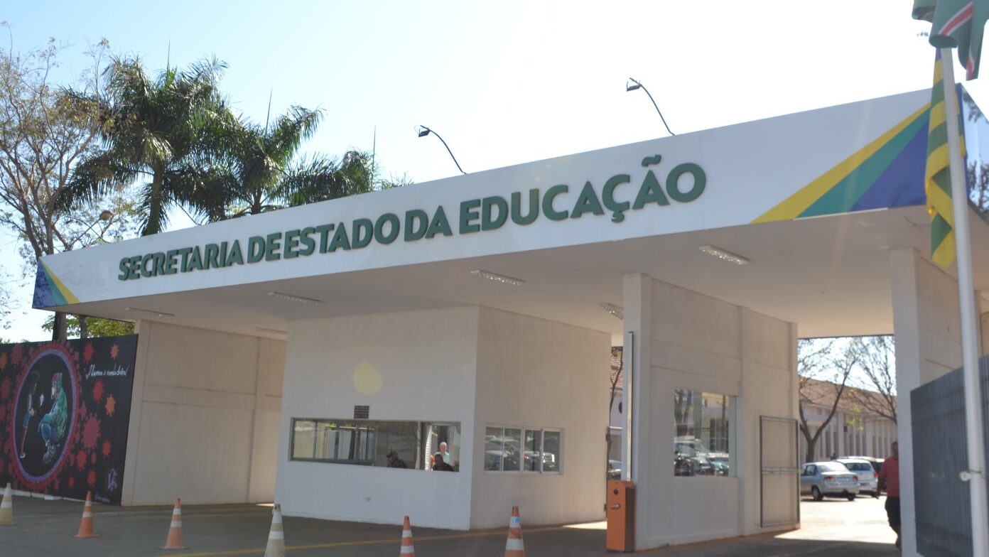 Educação vai atualizar carreira dos servidores administrativos efetivos