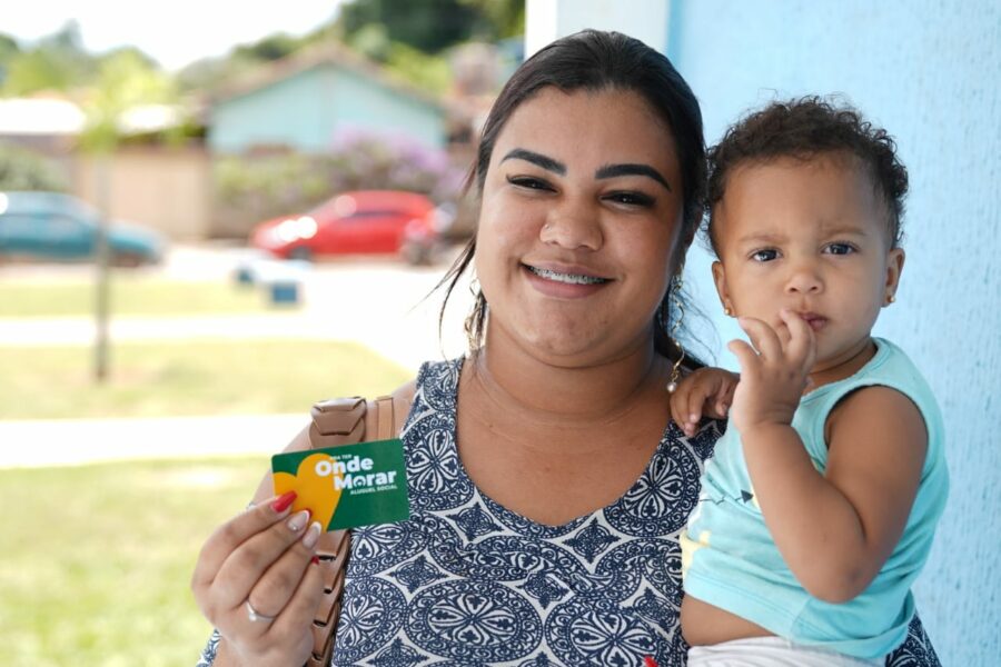 Famílias de Senador Canedo e Aragoiânia recebem cartões do Aluguel Social