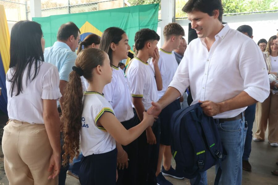Kits escolares são entregues em Avelinópolis e São Luís de Montes Belos