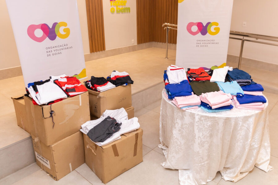 Mais de 20 mil peças de roupas, apreendidas pela Receita Federal, são entregues à OVG