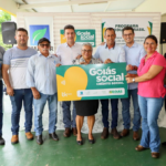 Agricultores de Vila Propício recebem cartões do Crédito Social