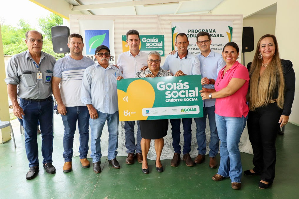 Agricultores de Vila Propício recebem cartões do Crédito Social