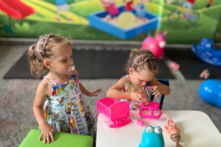 Cirurgia de separação das gêmeas Valentina e Heloá completa um ano
