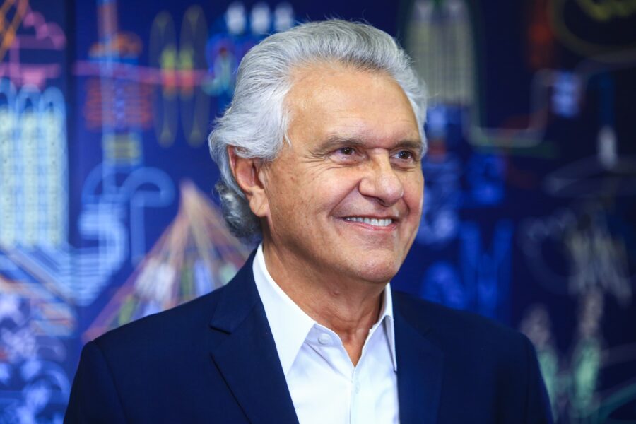 Caiado entrega casas a custo zero nesta quarta