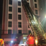 Bombeiros combatem incêndio em hotel em Goiânia