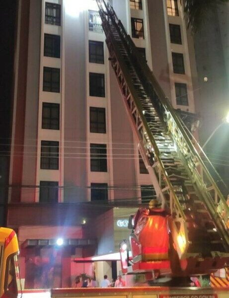 Bombeiros combatem incêndio em hotel em Goiânia
