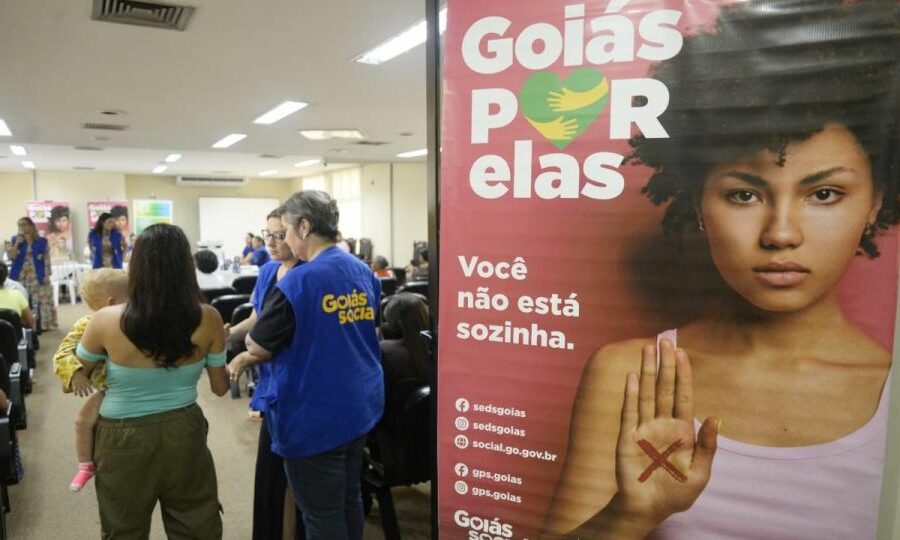Governo entrega cartões do Goiás Por Elas a vítimas de violência doméstica