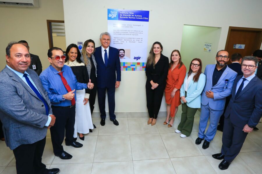 Caiado visita clínica especializada no atendimento a crianças autistas