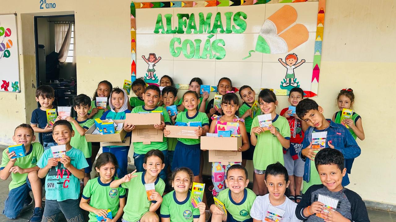 AlfaMais Goiás entrega kits de materiais escolares a municípios goianos