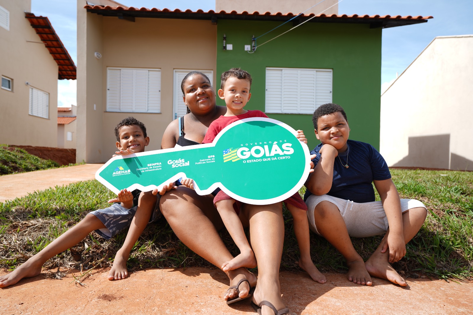 Agehab e Seinfra entregam 50 casas a custo zero em Palmeiras de Goiás