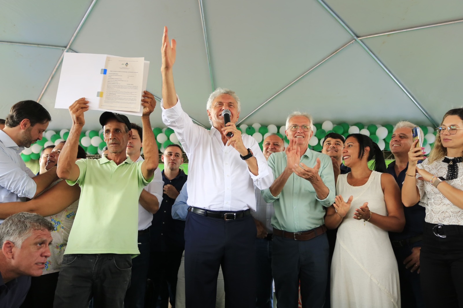 Caiado entrega 50 casas a custo zero em Palmeiras de Goiás