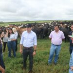 Daniel Vilela conhece maior fazenda produtora de leite de Goiás