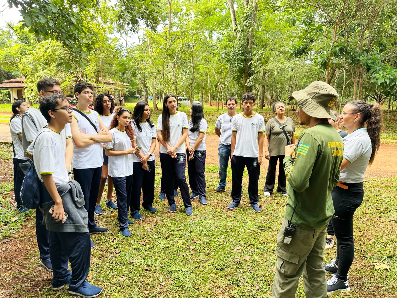 Estudantes fazem trilha imersiva no Parque Altamiro Pacheco