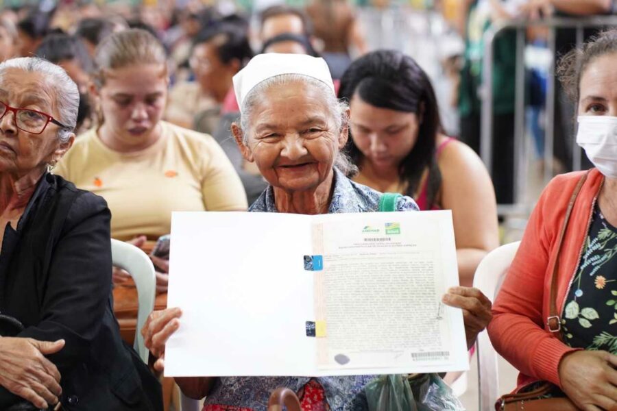 Regularização fundiária: Agehab entrega escrituras no Parque Anhanguera II, em Goiânia
