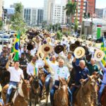 Caiado valoriza tradição e participa de desfile de muladeiros