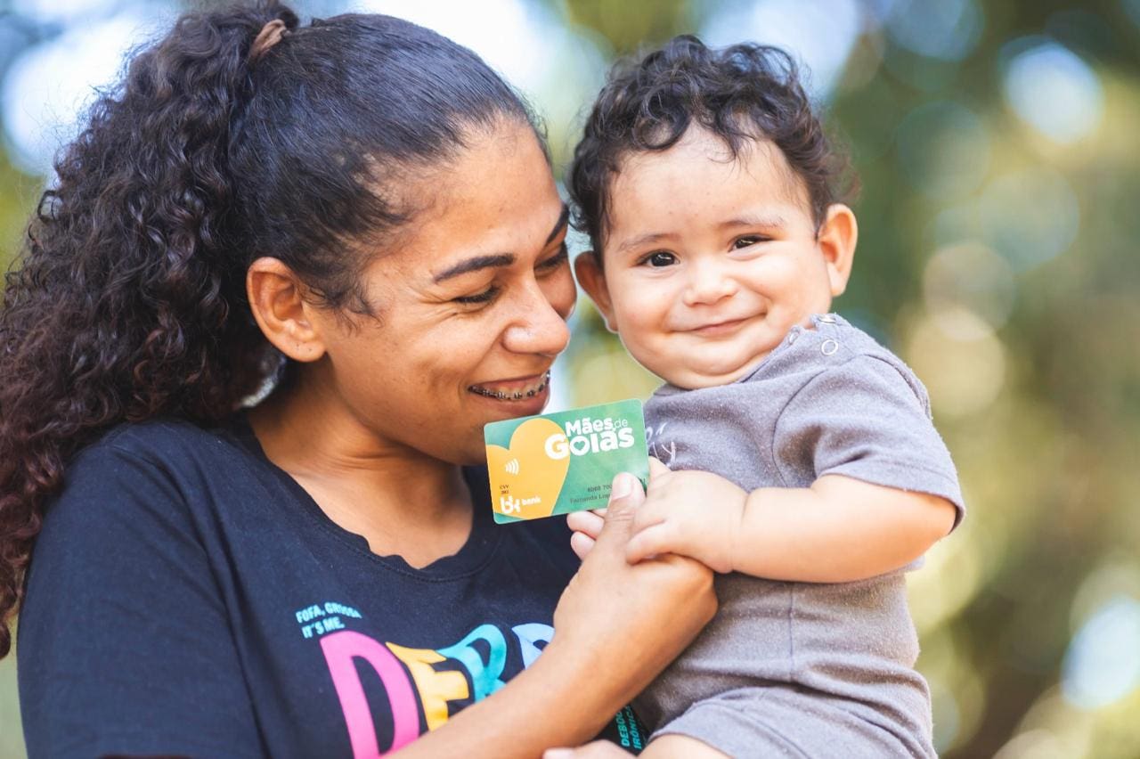 Mães de Goiás: confira como retirar cartão do programa