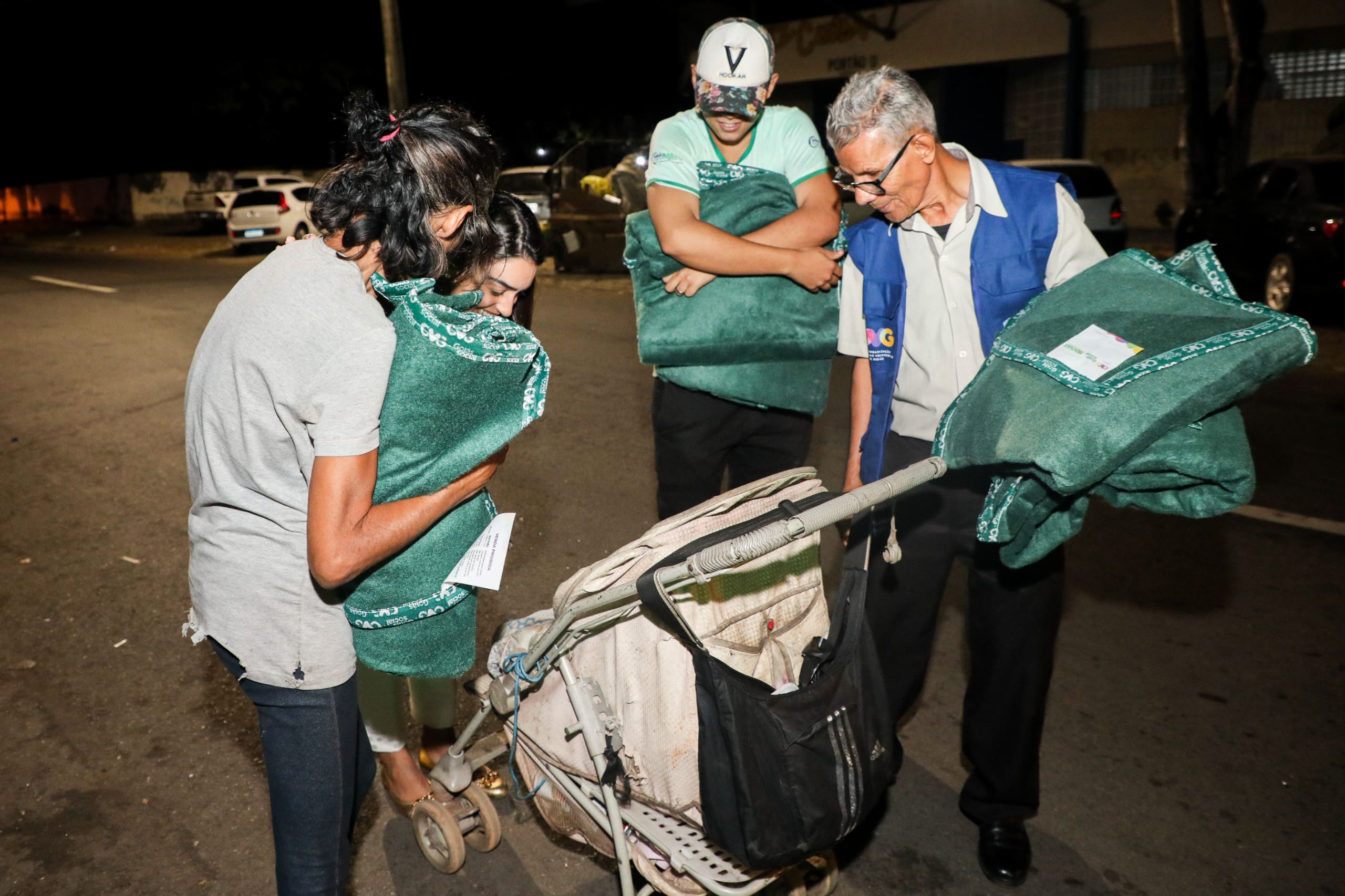 Campanha entrega cobertores para moradores de Goiânia