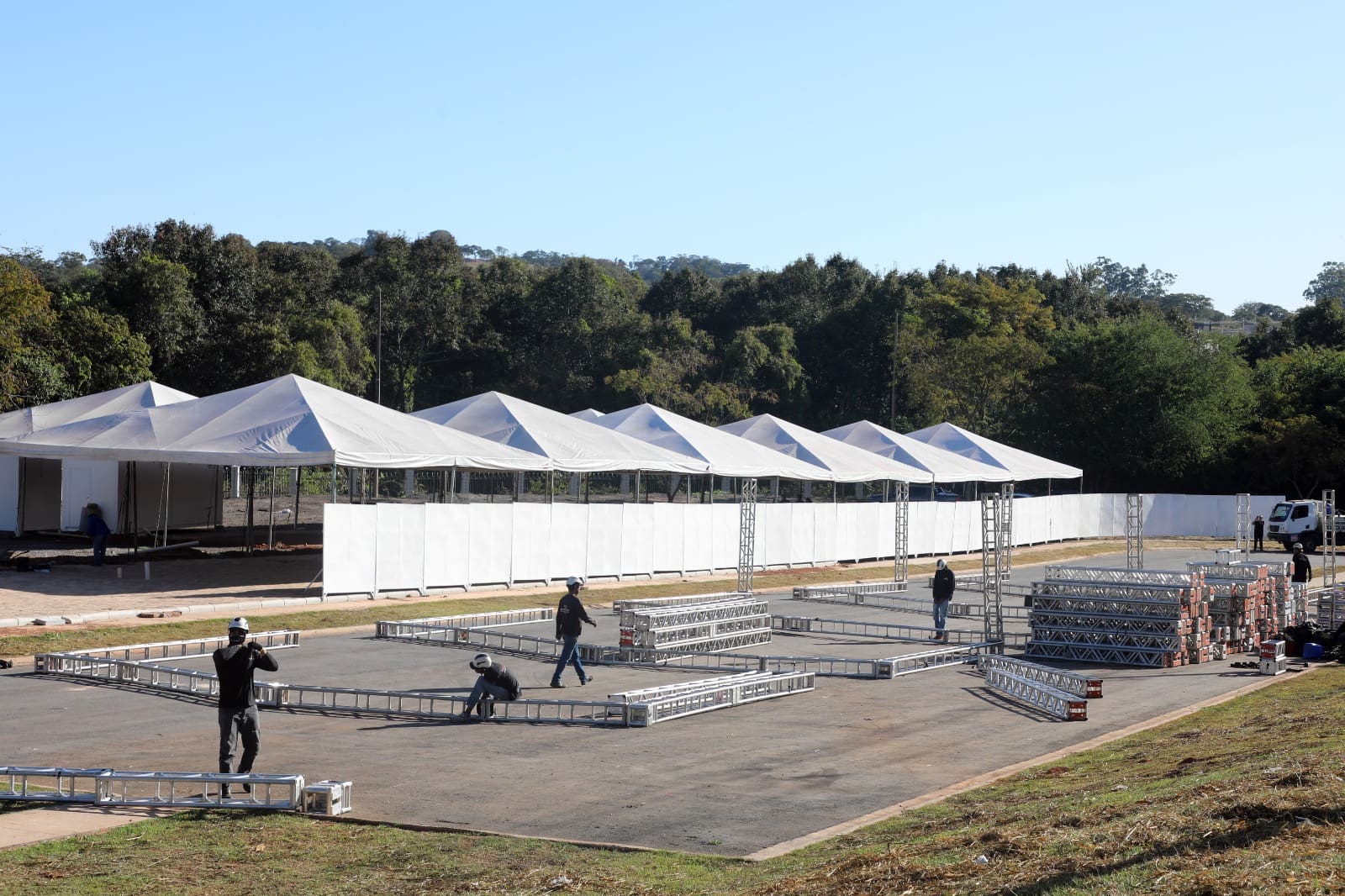 Governo monta estrutura do Centro de Apoio ao Romeiro de Trindade