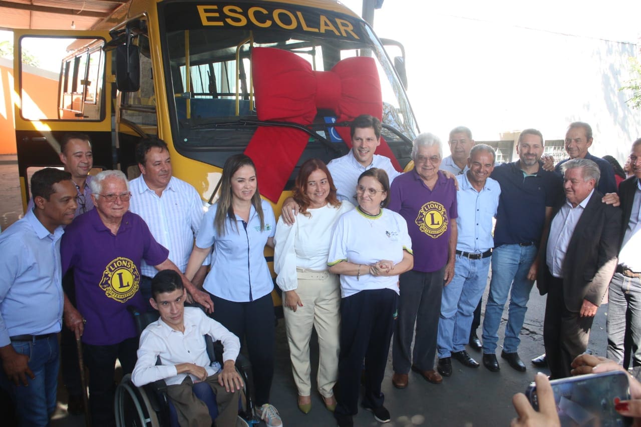 Daniel Vilela entrega micro-ônibus à escola que atende alunos com deficiência em Jataí