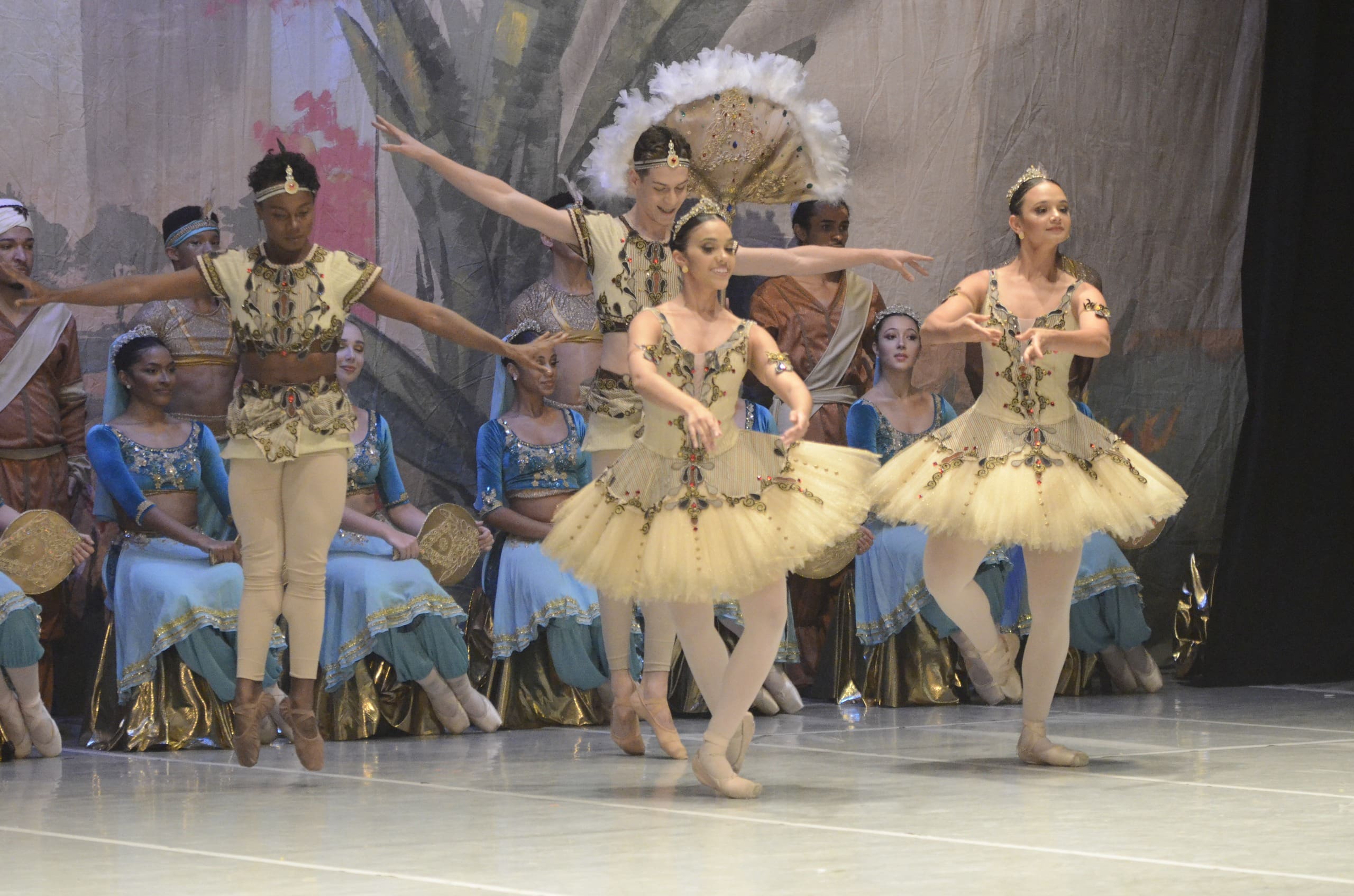 Alunos do Basileu França participam do maior festival de dança do Brasil