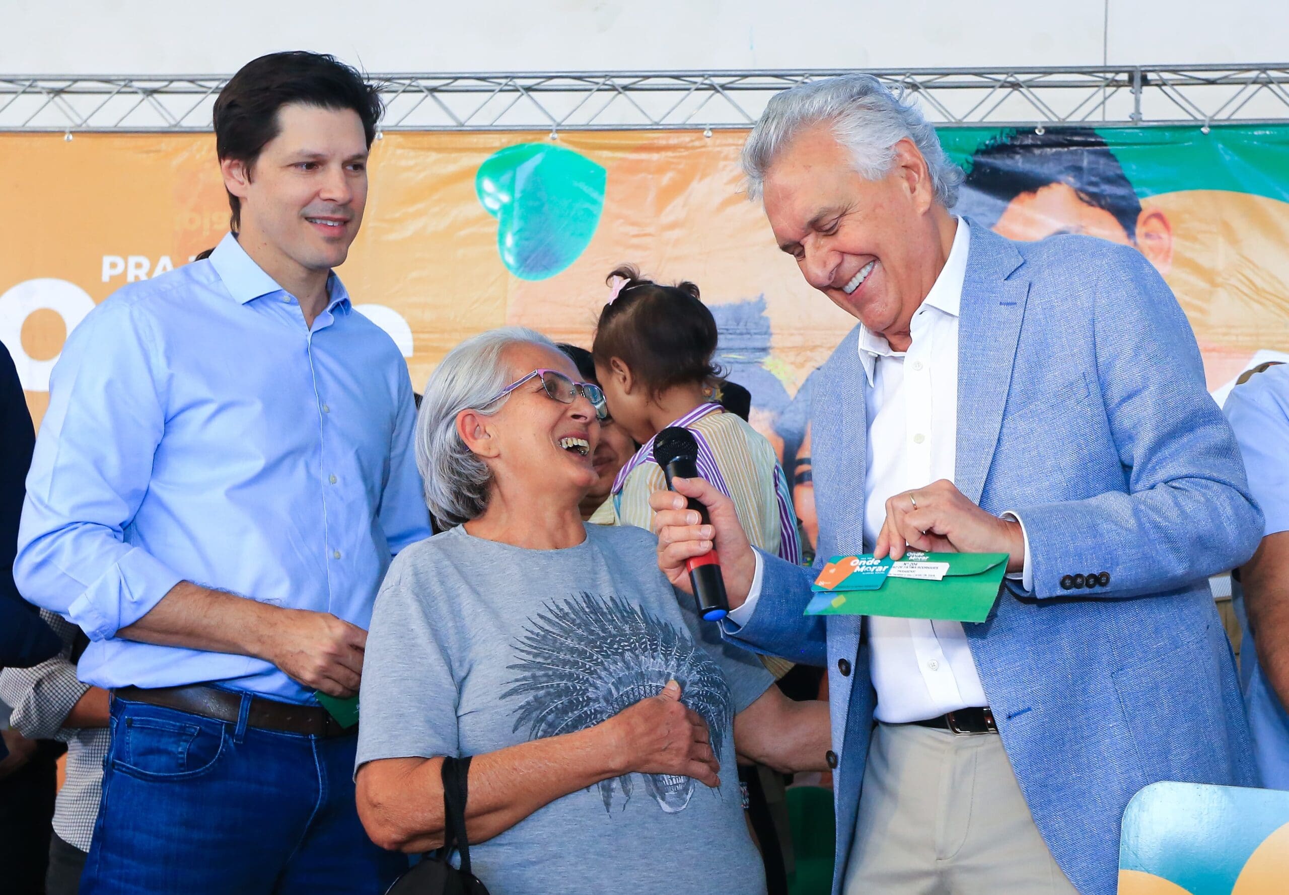 Governo entrega cartões do Aluguel Social a famílias de Aparecida de Goiânia