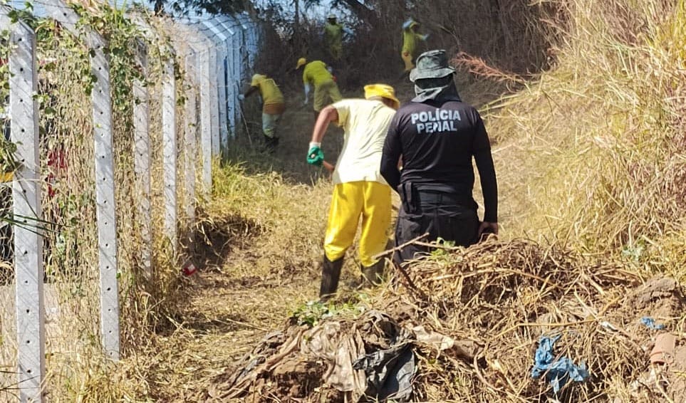 Mão de obra carcerária realiza roçagem e limpeza do futuro Parque Serrinha