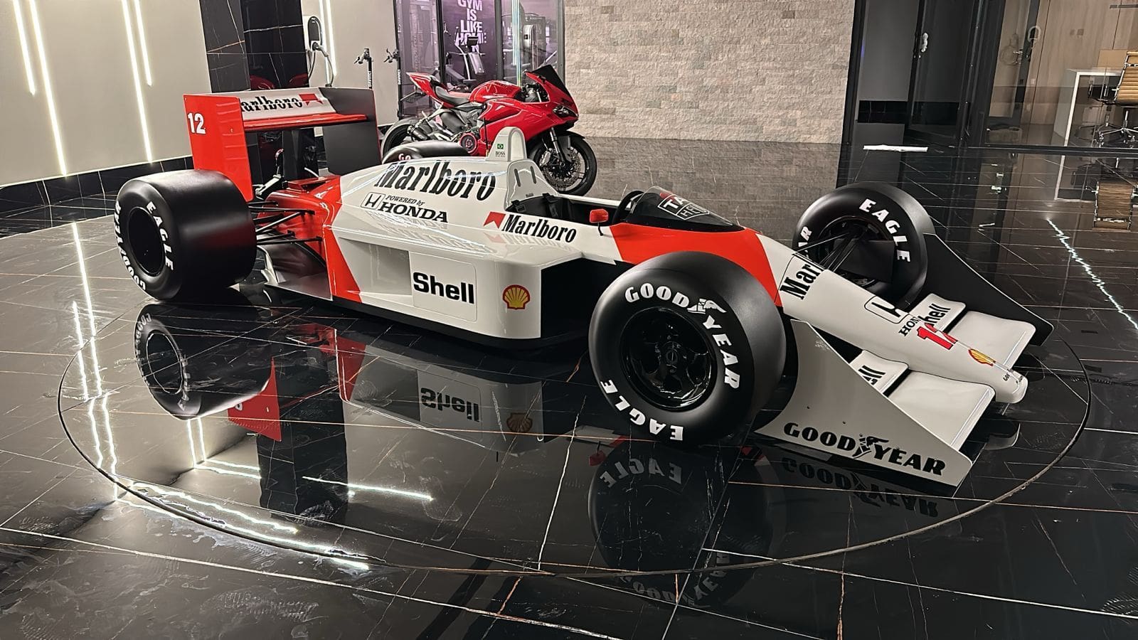 Autódromo recebe réplica da McLaren que imortalizou Ayrton Senna