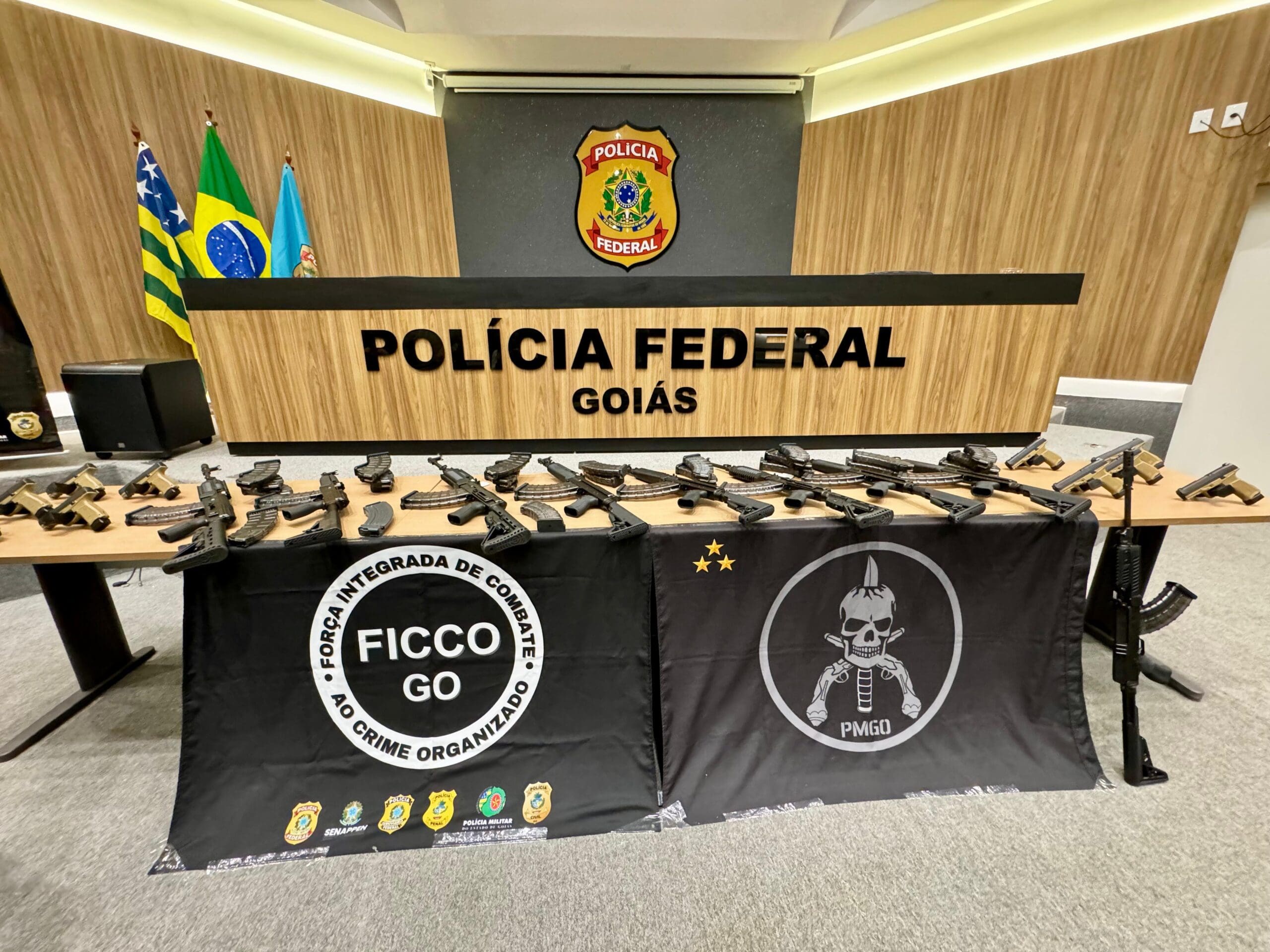 Operação integrada entre PMGO e PF faz grande apreensão de armas em Goiânia