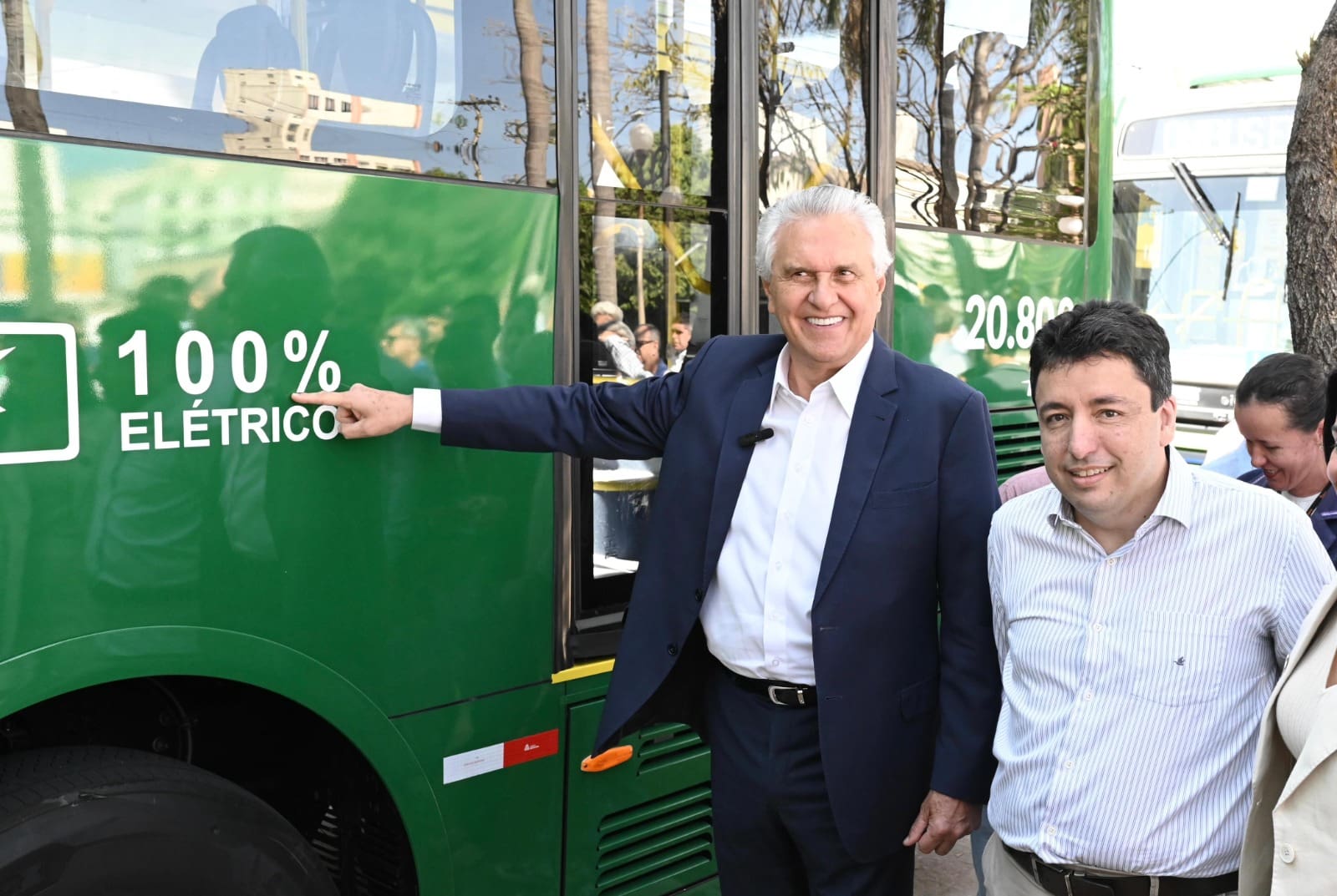 Governo entrega 60 ônibus do transporte coletivo