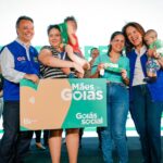 Gracinha Caiado entrega benefícios em Goiânia, durante evento do Goiás Social