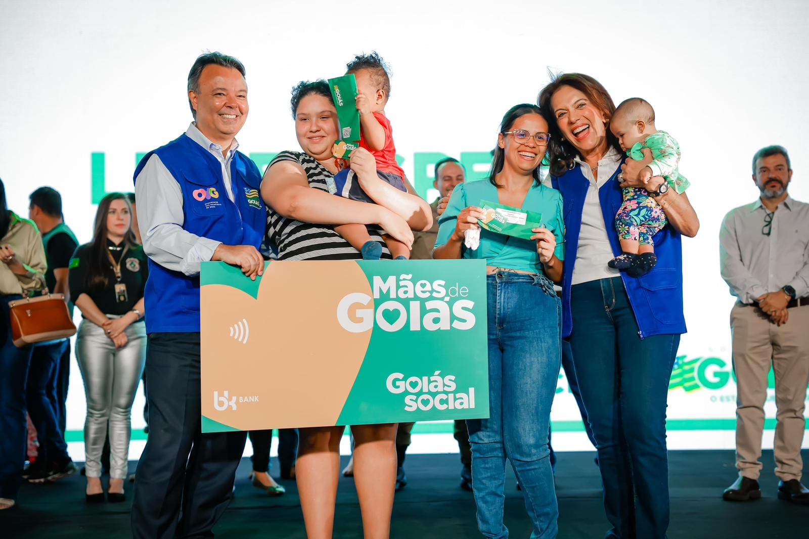 Gracinha Caiado entrega benefícios em Goiânia, durante evento do Goiás Social