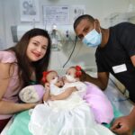 Siamesas Lara e Larissa recebem alta do Hecad após nove meses de internação