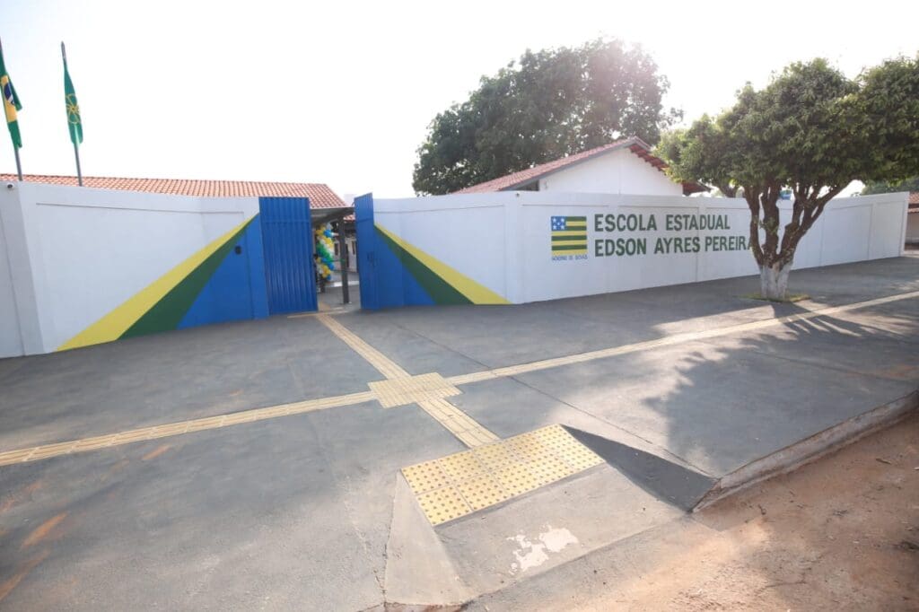 Governo entrega reconstrução de escolas no interior do estado